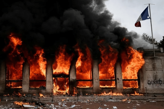Demo Biaya Hidup di Prancis Ricuh, Balai Kota Limoges Dibakar Massa
